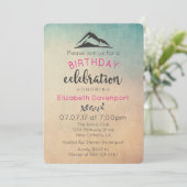 Berg mit Sonnenstrahlen Geburtstagsparty einladen Einladung (Stehend Vorderseite)