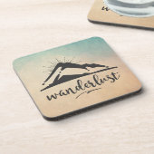 Berg mit Sonnenstrahlen und Wanderlust Typografie Getränkeuntersetzer (Linke Seite)