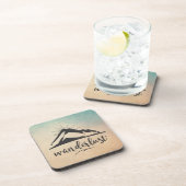 Berg mit Sonnenstrahlen und Wanderlust Typografie Getränkeuntersetzer (Rechte Seite)