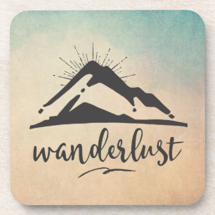 Berg mit Sonnenstrahlen und Wanderlust Typografie Getränkeuntersetzer