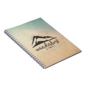 Berg mit Sonnenstrahlen und Wanderlust Typografie Notizblock (Rechte Seite)