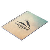 Berg mit Sonnenstrahlen und Wanderlust Typografie Notizblock (Linke Seite)