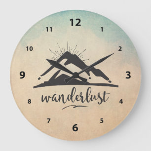 Berg mit Sonnenstrahlen - Wanderlust Typografie Große Wanduhr
