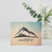 Berg mit Sonnenstrahlen - Wanderlust Typografie Postkarte (Stehend Vorderseite)