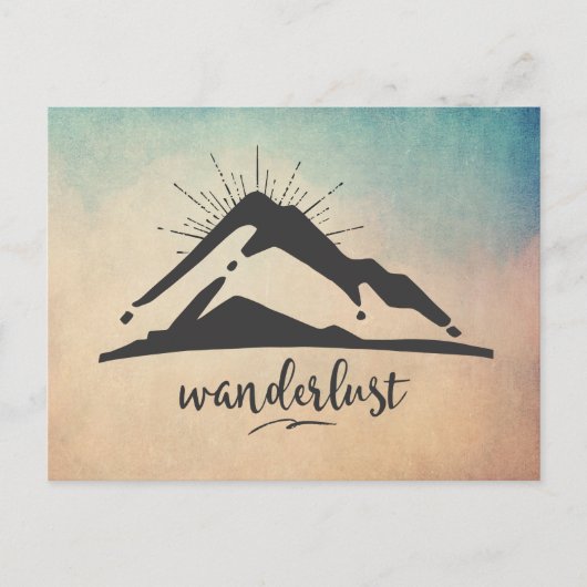 Berg mit Sonnenstrahlen - Wanderlust Typografie Postkarte (Vorderseite)