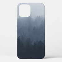 BERG MIT WALD IM NEBEL