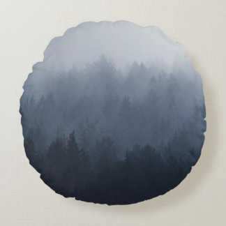 BERG MIT WALD IM NEBEL RUNDES KISSEN