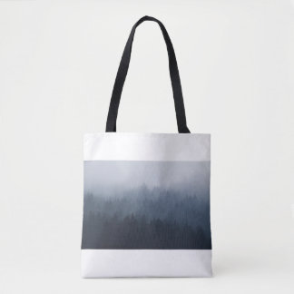 BERG MIT WALD IM NEBEL TASCHE