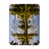 Berg Rainier reflektiert in einem Tal nahe der Plu Magnet (Vertikal)