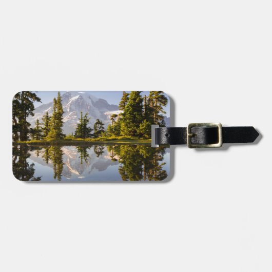 Berg Rainier reflektiert in einer Torte bei Plumme Gepäckanhänger (Vorderseite horizontal)