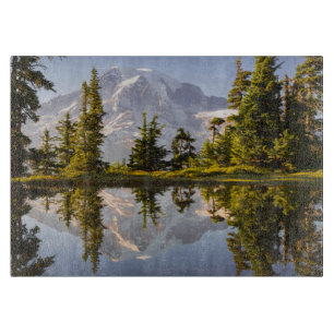 Berg Rainier reflektiert in einer Torte bei Plumme Schneidebrett
