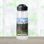 Berg Rainier und Wildblumen Landschaftliche Landsc Trinkflasche<br><div class="desc">Bleibe dich mit dieser durchsichtigen Plastikflasche,  die das Foto der schneebedeckten Berg Rainier und rosa Fireweed-Wildblumen zeigt,  wo auch immer du hingehst. Wählen Sie die Größe und Farbe der Wasserflasche aus. HINWEIS: Design nicht optimiert für Kid's Wasserflasche Stil.</div>