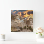 Berg Rushmore bei Dämmerung Quadratische Wanduhr (Zuhause)