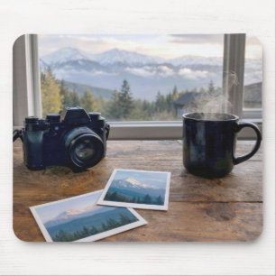 Berg-Schnappschüsse mit Kamera und Kaffee Mousepad