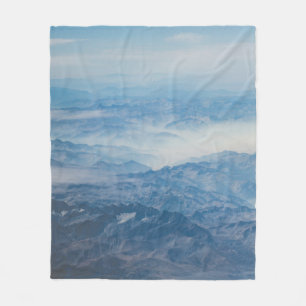 BERG UNTER BLAUEM HIMMEL AM TAG FLEECEDECKE