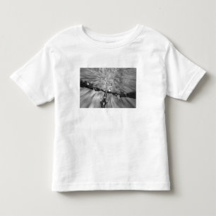 Bergabfahren auf einem glatten Abschnitt eines Sin Kleinkind T-shirt