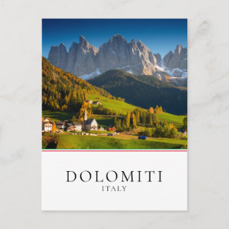 Bergdorf der Dolomiten im Herbst Postkarte
