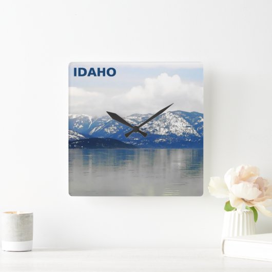 Berge am See Quadratische Wanduhr (Zuhause)