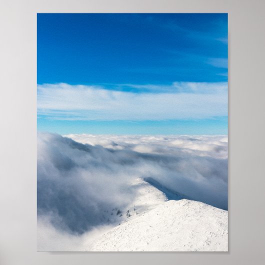Berge, die aus Wolken hervorgehen Poster (Vorne)
