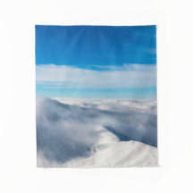 Berge, die aus Wolken hervorgehen