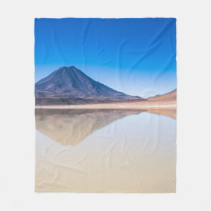 BERGE, DIE SICH AUF WASSER SPIEGELN FLEECEDECKE