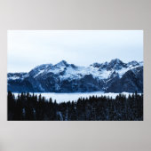 Berge, Fichtenwälder und Wolken Poster (Vorne)