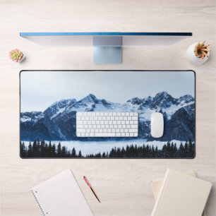 Berge, Fichtenwälder und Wolken Schreibtischunterlage