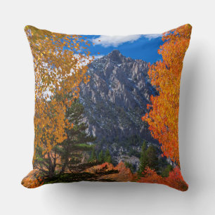 Berge gerahmt in Laubblättern, CA Kissen