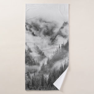 Berge im Nebel. Badehandtuch