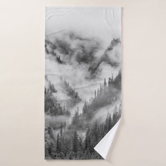 Berge im Nebel. Badehandtuch (Badehandtuch)