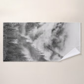 Berge im Nebel. Badehandtuch (Badehandtuch)