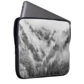 Berge im Nebel. Laptopschutzhülle (Vorne Rechts)