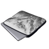 Berge im Nebel. Laptopschutzhülle (Vorne Knopf)