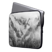 Berge im Nebel. Laptopschutzhülle (Vorderseite Links)