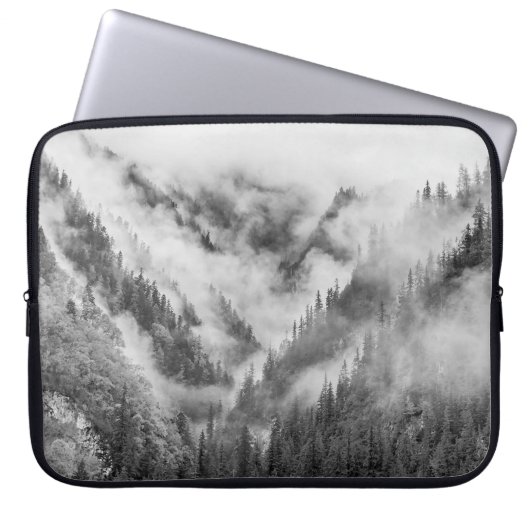 Berge im Nebel. Laptopschutzhülle (Vorderseite)
