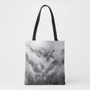 Berge im Nebel. Tasche