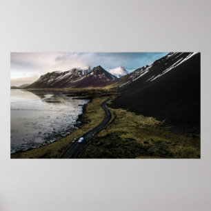BERGE IN DER NÄHE DES WASSERKÖRPERS POSTER