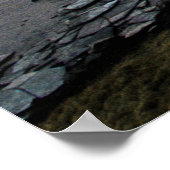 BERGE IN DER NÄHE DES WASSERKÖRPERS POSTER (Ecke)