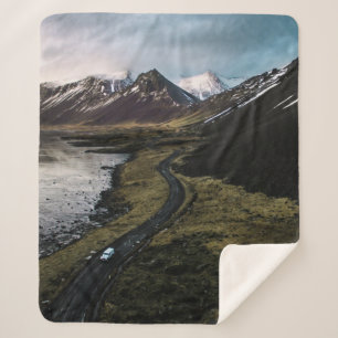 BERGE IN DER NÄHE DES WASSERKÖRPERS SHERPADECKE