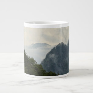 Berge in der Nebst Jumbo-Tasse