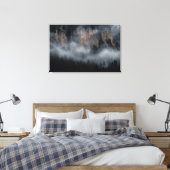 Berge mit Nebel durch Fichtenwald Leinwanddruck (Insitu (Schlafzimmer))