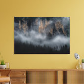 Berge mit Nebel durch Fichtenwald Leinwanddruck (Insitu (Wohnzimmer))