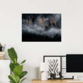 Berge mit Nebel durch Fichtenwald Poster (Heimbüro)