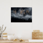 Berge mit Nebel durch Fichtenwald Poster (Küche)