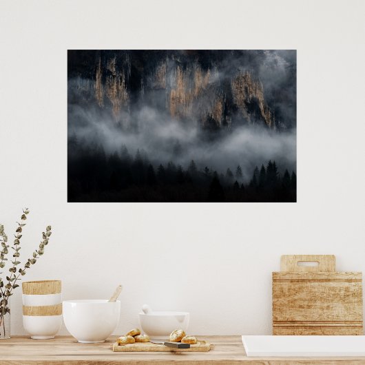 Berge mit Nebel durch Fichtenwald Poster (Küche)