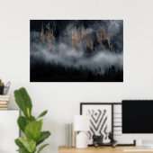 Berge mit Nebel durch Fichtenwald Poster (Heimbüro)