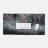Berge mit Nebel durch Fichtenwald Schreibtischunterlage (Tastatur & Maus)
