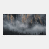 Berge mit Nebel durch Fichtenwald Schreibtischunterlage (Vorderseite)
