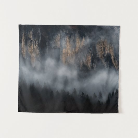 Berge mit Nebel durch Fichtenwald Wandteppich (Vorderseite (Horizontal))