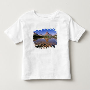 Berge reflektieren in ruhigen Zwei-Medicine-See in Kleinkind T-shirt